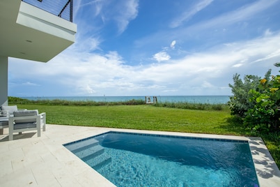 Oceanfront 4-bed Villa with private pool. Weekly discount for spring and summer.