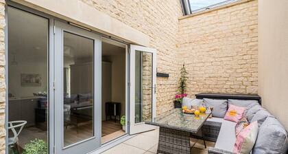 The Corner House - modern 3-bedroom city home