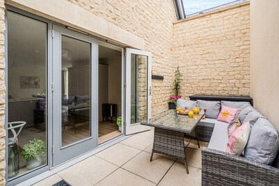 The Corner House - modern 3-bedroom city home