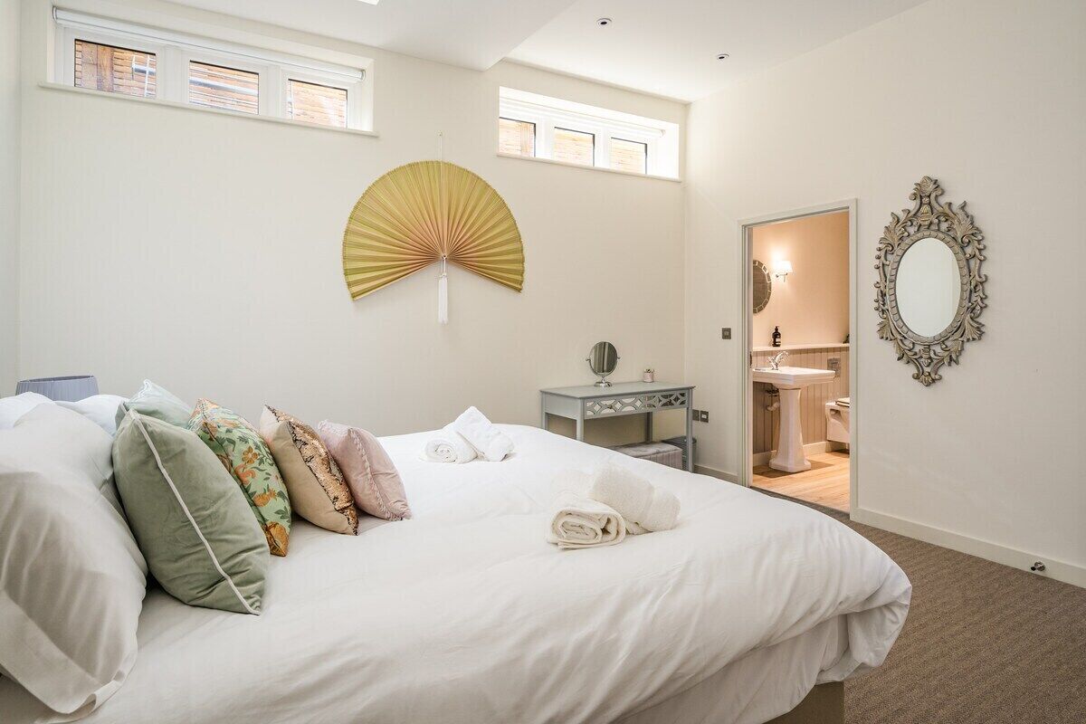 Desk, iron/ironing board, travel cot, WiFi