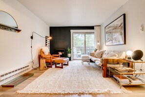 Smart TV, caminetto, impianto stereo