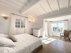 4 bedrooms, iron/ironing board, internet, bed sheets