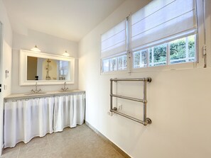 Badekar, hårføner og håndklær