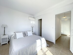 4 soverom, strykejern/-brett, internettilgang og sengetøy