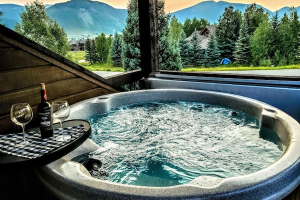 Hot-tub on the master deck for your personal star gazing and relaxing!