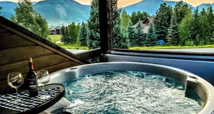 "Living The Dream" Townhome w Romantic Hot Tub for 2 Facing Mt. Crested Butte