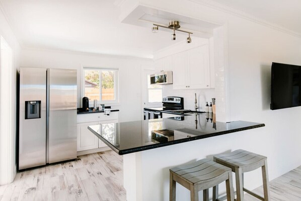 Kylskåp, mikrovågsugn, ugn och spishäll