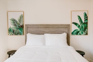 2 bedrooms, iron/ironing board, WiFi, bed sheets - * * The Gem * * Beach, Location, Quality & Comfort (Naples)