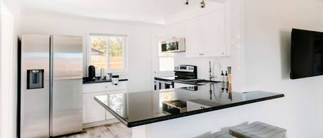 Kjøleskap, mikrobølgeovn, ovn og kokeplater