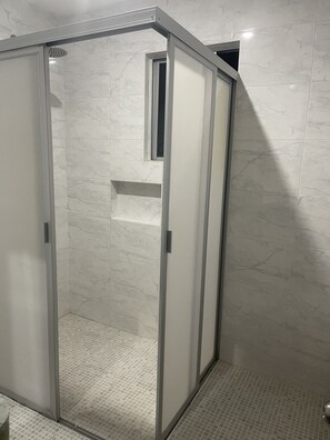 Combined shower/bathtub - House in Lomas de Angelopolis Puebla (Tlaxcalancingo)