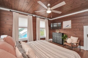 4 habitaciones, escritorio y tabla de planchar con plancha 