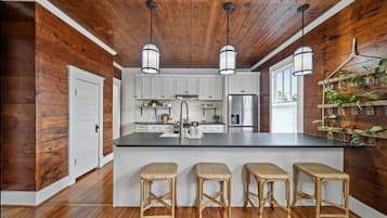 Een koelkast, een microgolfoven, een oven, een kookplaat