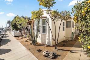Property grounds - Cozy Boho Home-Block from Sea (Long Beach)