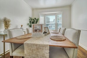 Dining - Cozy Boho Home-Block from Sea (Long Beach)