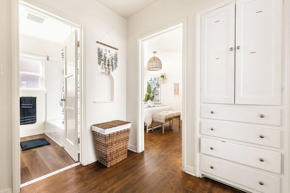 2 habitaciones, escritorio, tabla de planchar con plancha y wifi gratis