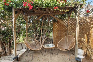 Terrace/patio - Cozy Boho Home-Block from Sea (Long Beach)