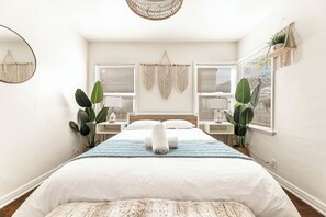 2 bedrooms, desk, iron/ironing board, free WiFi - Cozy Boho Home-Block from Sea (Long Beach)