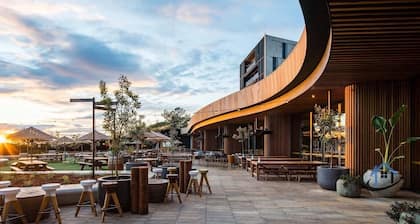 Luxury townhouse, ocean views, plunge pool, pets