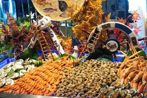 A seafood display with various types of shellfish and seafood arranged in baskets. - Like Hotel (Guiyang)
