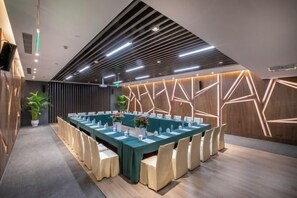A conference room with a long table, chairs, and a modern ceiling design. - Like Hotel (Guiyang)
