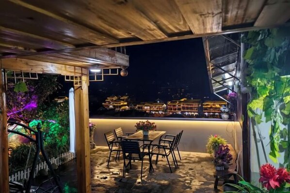 تناول الطعام بالخارج