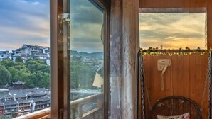 Une pièce dotée d’une grande fenêtre, d’une porte en bois et d’un téléphone.