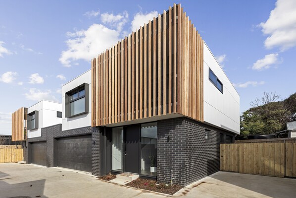 Exterior - 3 Bedroom Townhouse - Centrally Located (Torquay)