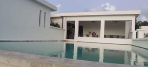 Una piscina al aire libre