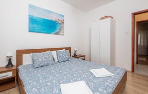 3 dormitorios, tabla de planchar con plancha, cuna de viaje