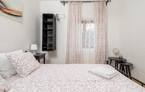 3 habitaciones, tabla de planchar con plancha y cuna de viaje 