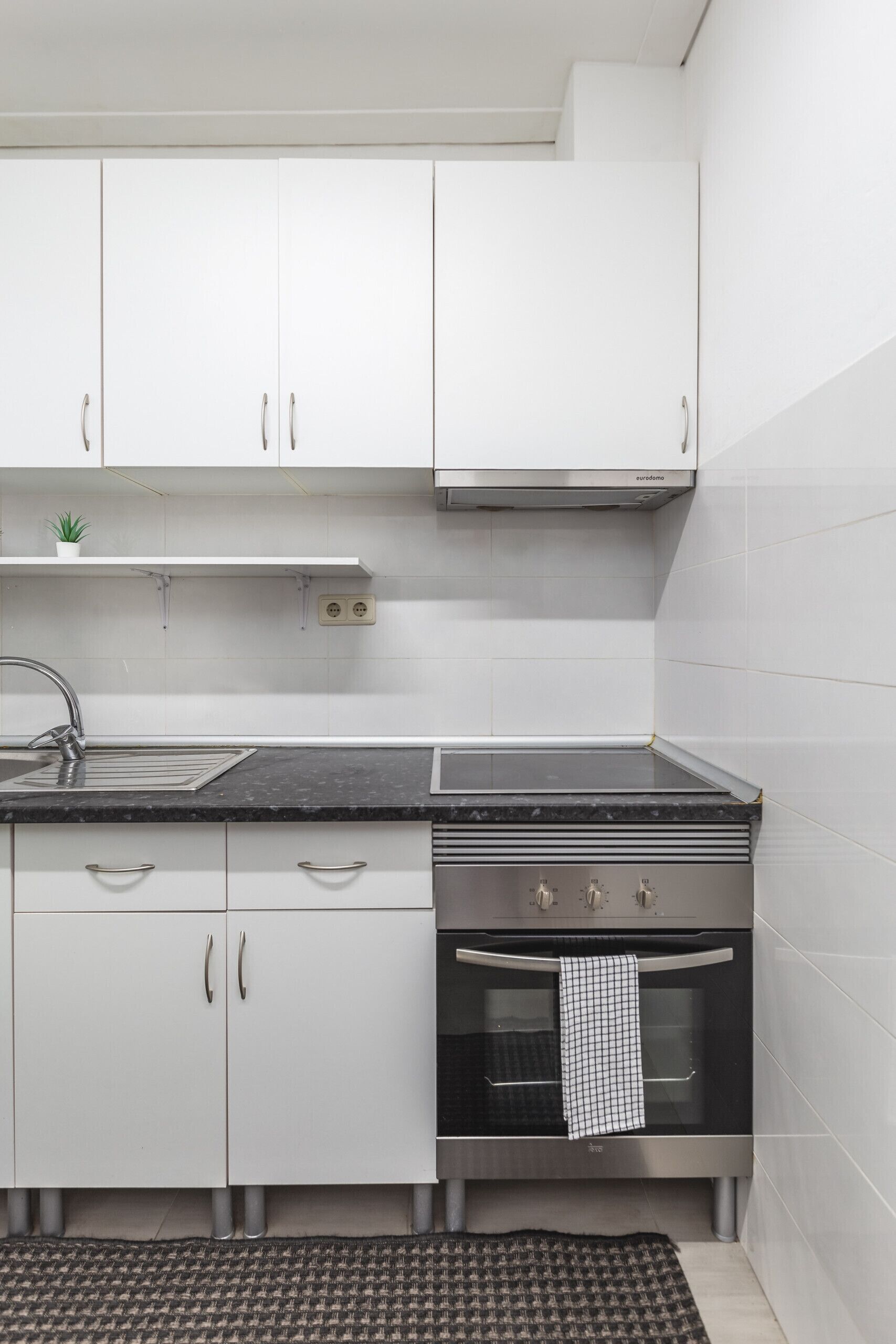 Een koelkast, een magnetron, een oven, een koffiezetapparaat/waterkoker