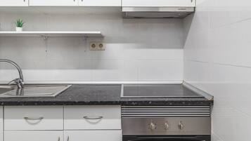 Kylskåp, mikrovågsugn, ugn och kaffe- och tebryggare