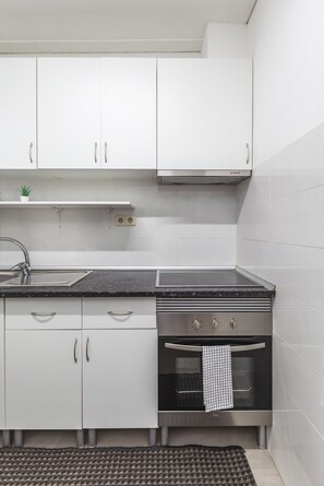 Kylskåp, mikrovågsugn, ugn och kaffe- och tebryggare