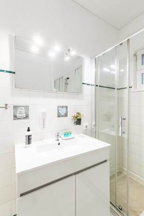 Regadera, secadora de cabello, toallas, shampoo 