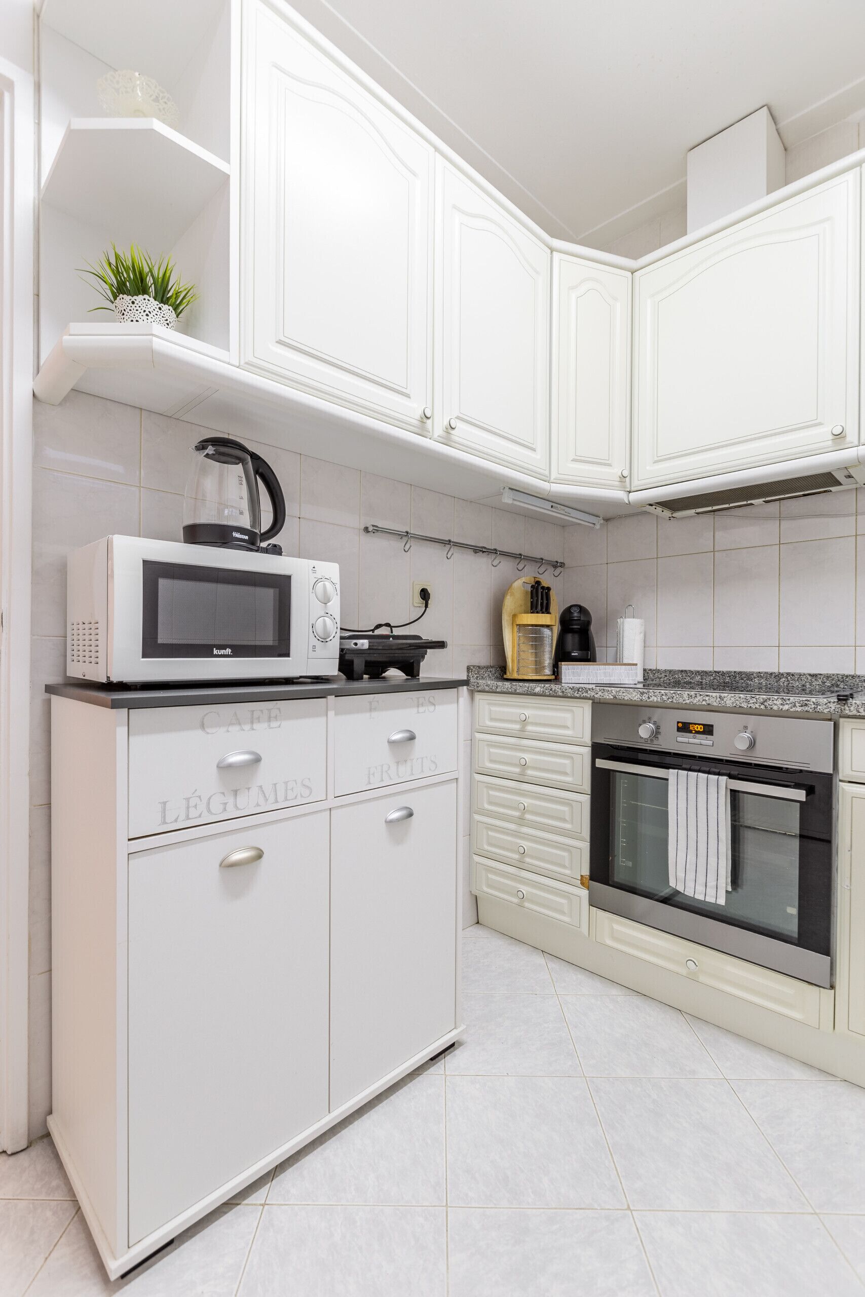 Kühlschrank, Mikrowelle, Ofen, Geschirrspüler