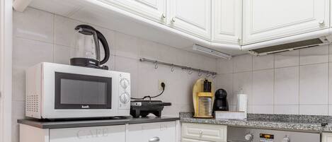 Kühlschrank, Mikrowelle, Ofen, Geschirrspüler