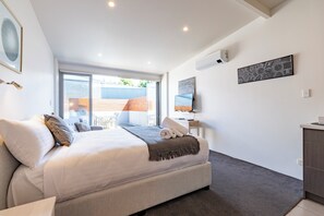 1 bedroom, iron/ironing board, WiFi, bed sheets - Studio Apartment - Sandy Bay - Free Parking - Free WIFI (Sandy Bay)