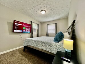 Desk, iron/ironing board, travel crib, WiFi - 285 Whitaker unit B NEW · A Great Place for Workers on Whitaker (Hamilton)