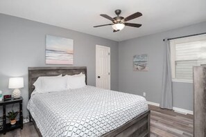 2 bedrooms, desk, iron/ironing board, travel crib - 17 S First - Unit 6 · 17 s first street unit 6 (Trenton)