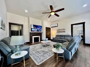 TV - Newly Renovated Historic mansion 8 Bedrooms (Hamilton)