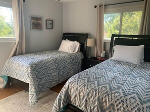 4 habitaciones, escritorio y tabla de planchar con plancha 