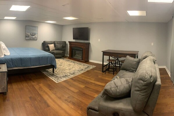 4 bedrooms, desk, iron/ironing board, travel crib