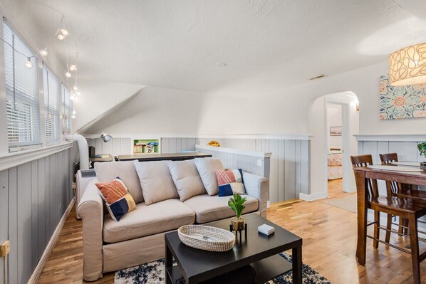 Smart TV, Netflix, Hulu, streaming services