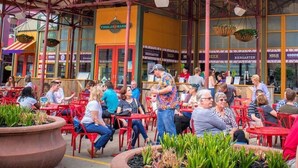 Un espace extérieur aménagé avec des chaises et des tables rouges, situé au FINDLAY MARKET.