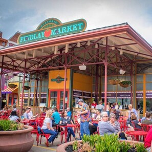 Ein Sitzbereich im Freien mit roten Stühlen und Tischen am FINDLAY MARKET.