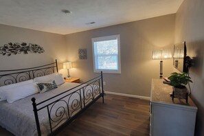 3 habitaciones, escritorio y tabla de planchar con plancha 