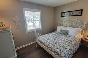 3 bedrooms, desk, iron/ironing board, travel crib