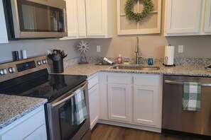 ثلاجة، ميكروويف، فرن، موقد طهي مسطح