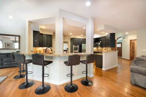 Cheerful 6-Bedroom Villa with fishing pond.