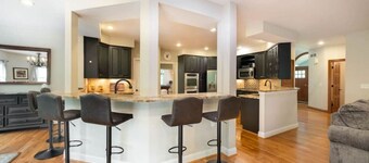 Cheerful 6-Bedroom Villa with fishing pond.